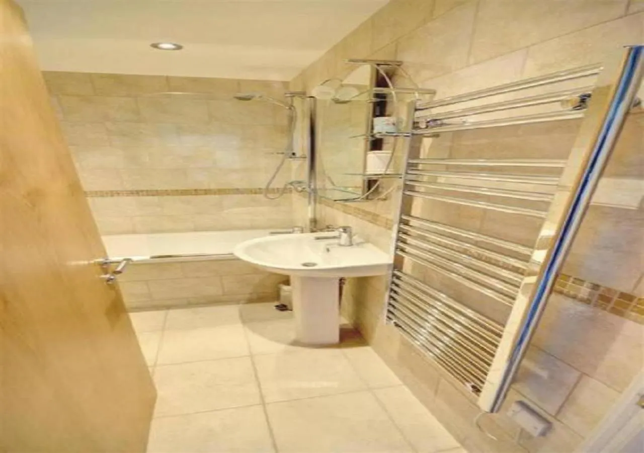 Luxury 2 Bed Cottage Close To Beach-With Parking! Scarborough