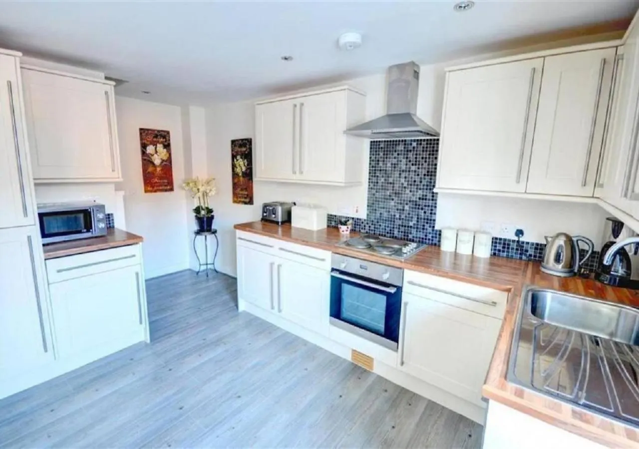 Luxury 2 Bed Cottage Close To Beach-With Parking! Scarborough Lägenhet