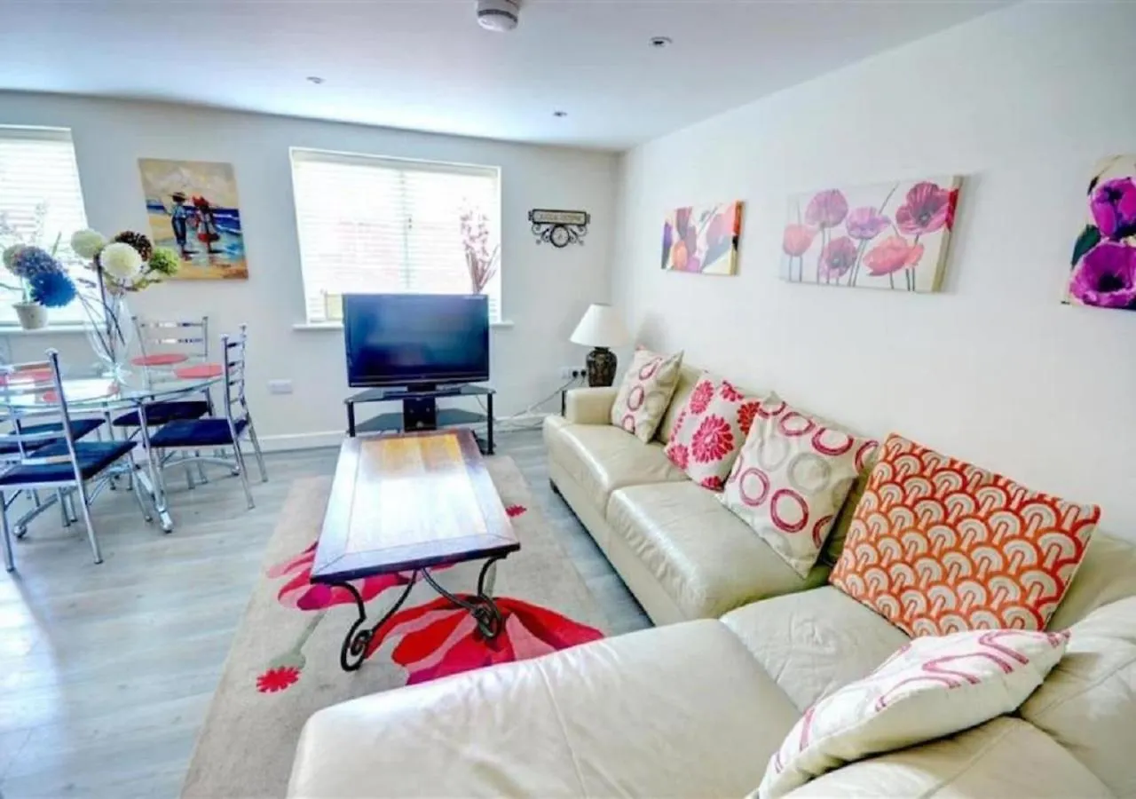Luxury 2 Bed Cottage Close To Beach-With Parking! 斯卡伯勒