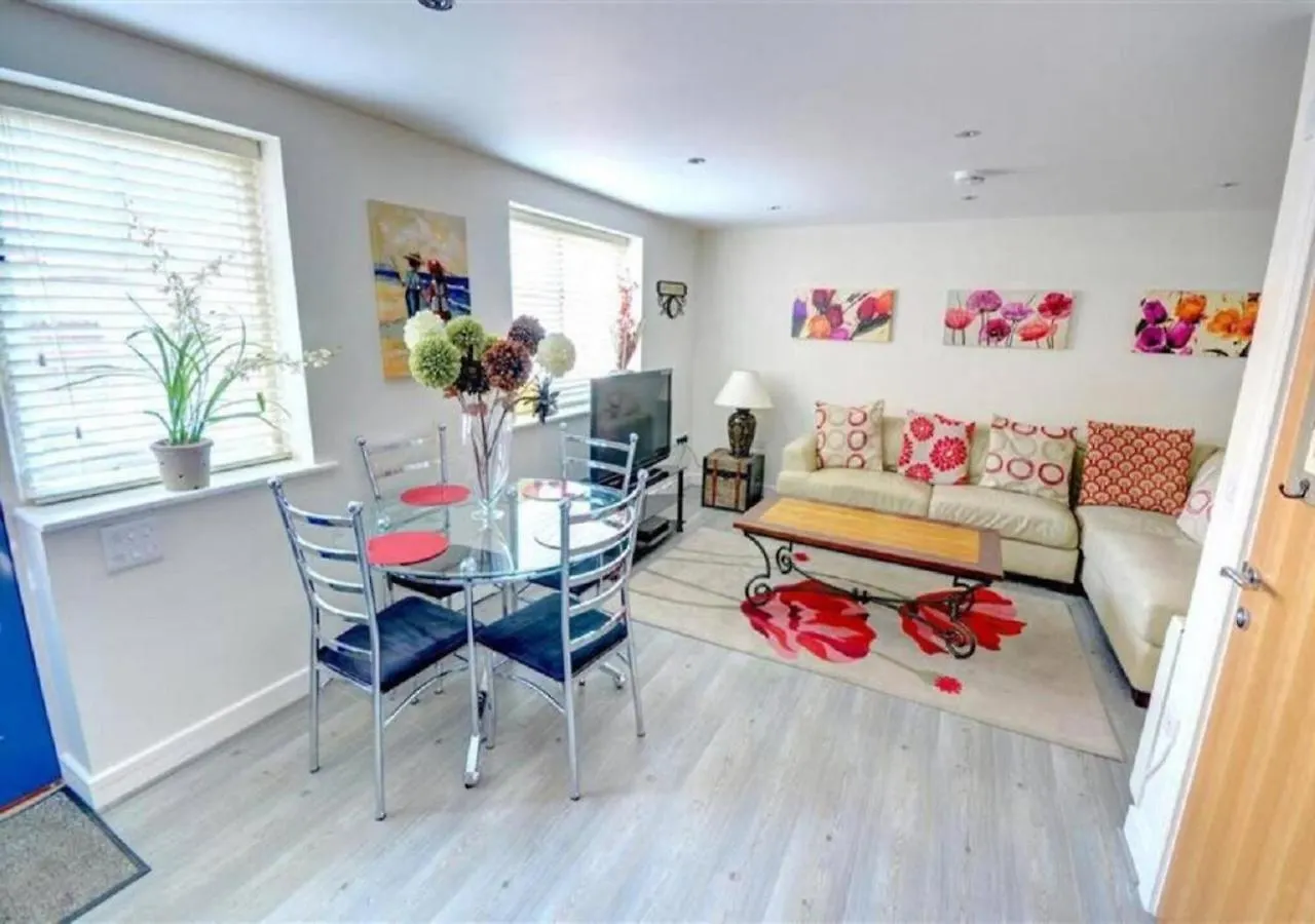 Luxury 2 Bed Cottage Close To Beach-With Parking! 斯卡伯勒 公寓